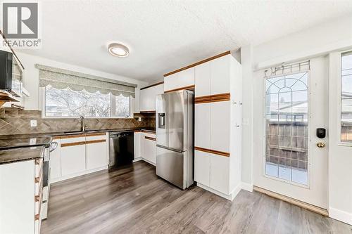 2831 63 Avenue Sw, Calgary, AB - Indoor Photo Showing Kitchen