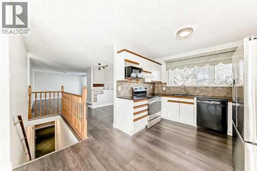 2831 63 Avenue Sw, Calgary, AB - Indoor Photo Showing Kitchen