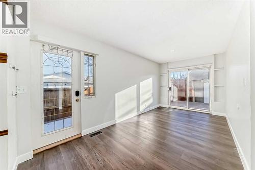 2831 63 Avenue Sw, Calgary, AB - Indoor