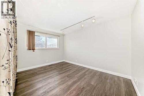 2831 63 Avenue Sw, Calgary, AB - Indoor Photo Showing Other Room