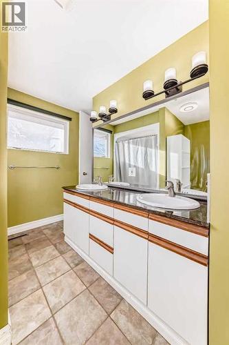 2831 63 Avenue Sw, Calgary, AB - Indoor Photo Showing Other Room