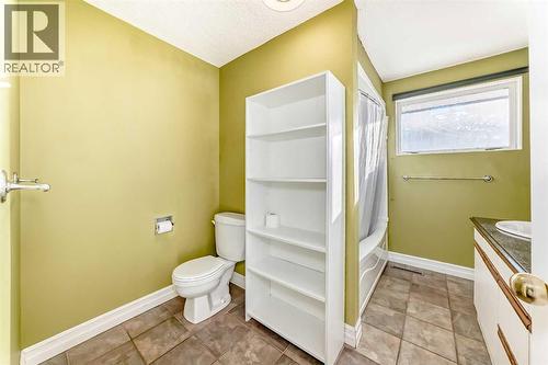 2831 63 Avenue Sw, Calgary, AB - Indoor Photo Showing Bathroom