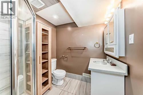 2831 63 Avenue Sw, Calgary, AB - Indoor Photo Showing Bathroom