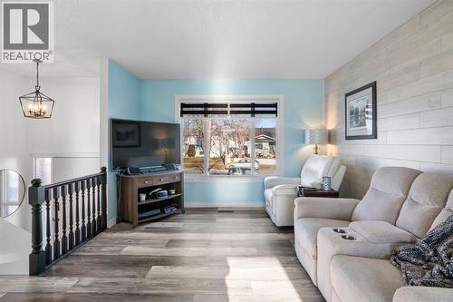 43 Applewood Drive Se, Calgary, AB - Indoor Photo Showing Living Room