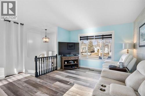 43 Applewood Drive Se, Calgary, AB - Indoor Photo Showing Living Room