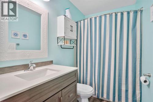 43 Applewood Drive Se, Calgary, AB - Indoor Photo Showing Bathroom