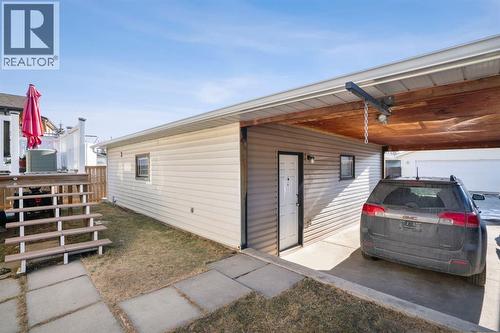43 Applewood Drive Se, Calgary, AB - Outdoor