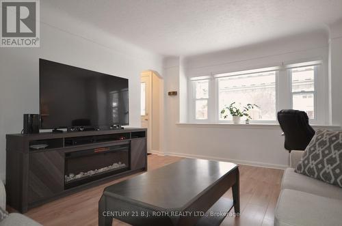 203 Summerhill Avenue, Hamilton, ON - Indoor Photo Showing Living Room