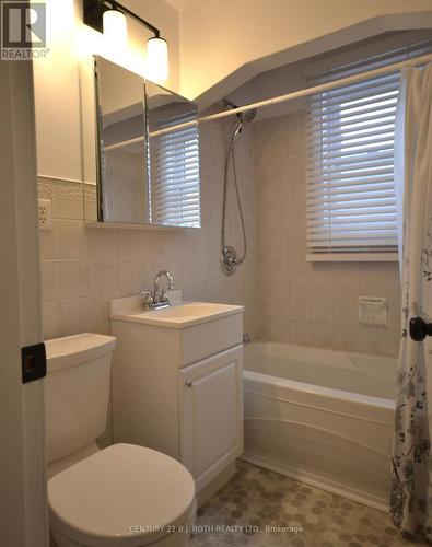 203 Summerhill Avenue, Hamilton, ON - Indoor Photo Showing Bathroom