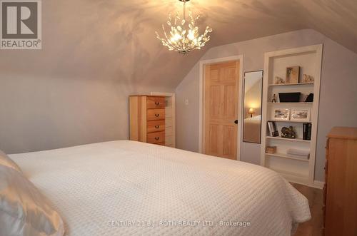203 Summerhill Avenue, Hamilton, ON - Indoor Photo Showing Bedroom