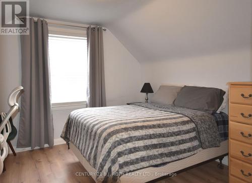 203 Summerhill Avenue, Hamilton, ON - Indoor Photo Showing Bedroom