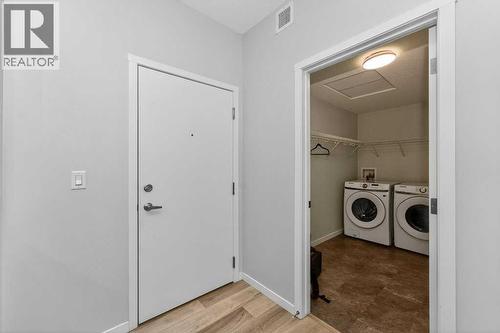 1207, 33 Carringham Gate Nw, Calgary, AB - Indoor Photo Showing Laundry Room