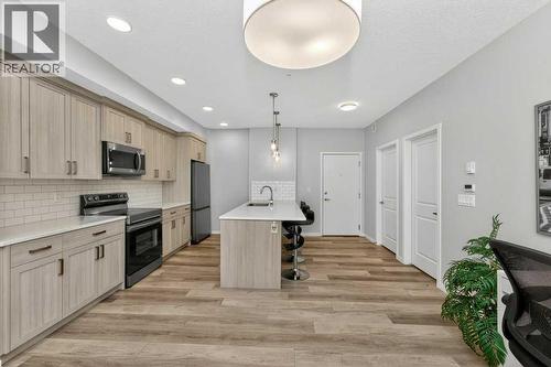 1207, 33 Carringham Gate Nw, Calgary, AB - Indoor Photo Showing Kitchen With Upgraded Kitchen