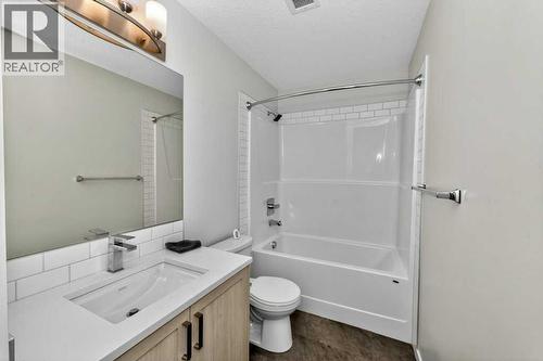 1207, 33 Carringham Gate Nw, Calgary, AB - Indoor Photo Showing Bathroom