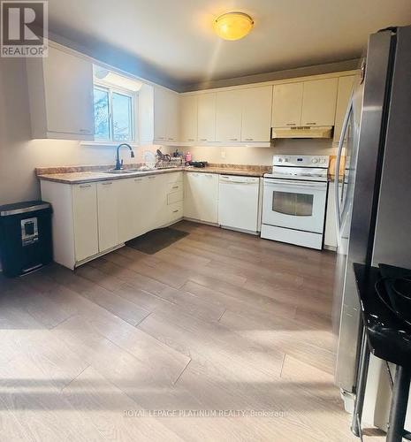 37 - 55 Ashley Crescent, London South, ON - Indoor Photo Showing Kitchen With Double Sink
