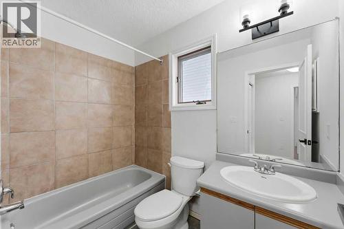132 Riverglen Crescent Se, Calgary, AB - Indoor Photo Showing Bathroom