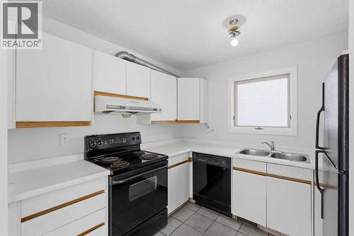 132 Riverglen Crescent Se, Calgary, AB - Indoor Photo Showing Kitchen With Double Sink