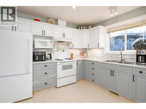 3053 Vista Ridge Drive, Prince George, BC - Indoor Photo Showing Kitchen With Double Sink
