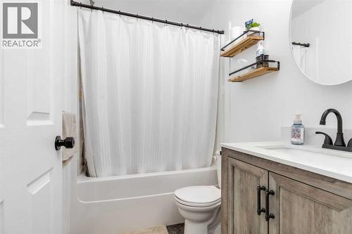 4 piece bathroom - 247 Cornwall Drive, Fort Mcmurray, AB - Indoor Photo Showing Bathroom