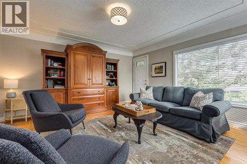 817 17 Avenue Se, Calgary, AB - Indoor Photo Showing Living Room