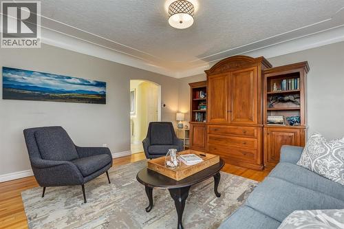 817 17 Avenue Se, Calgary, AB - Indoor Photo Showing Living Room