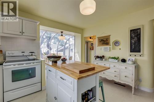 817 17 Avenue Se, Calgary, AB - Indoor Photo Showing Kitchen