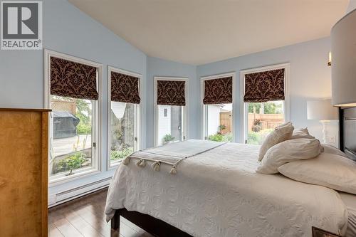817 17 Avenue Se, Calgary, AB - Indoor Photo Showing Bedroom