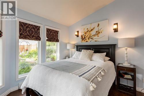 817 17 Avenue Se, Calgary, AB - Indoor Photo Showing Bedroom