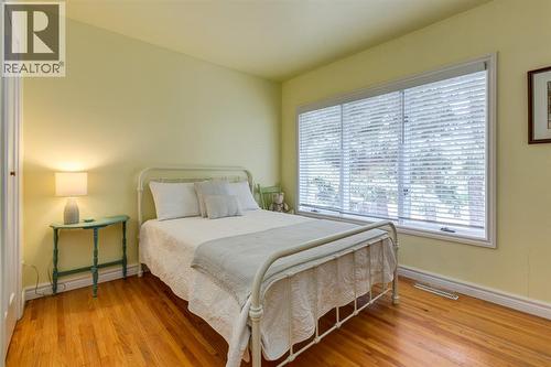 817 17 Avenue Se, Calgary, AB - Indoor Photo Showing Bedroom