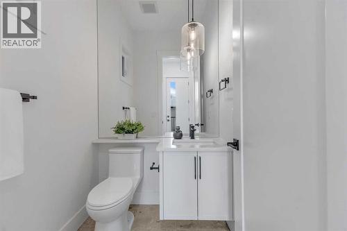 629 21 Avenue Nw, Calgary, AB - Indoor Photo Showing Bathroom