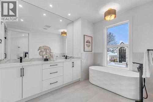 629 21 Avenue Nw, Calgary, AB - Indoor Photo Showing Bathroom