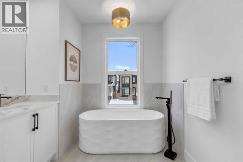 629 21 Avenue Nw, Calgary, AB - Indoor Photo Showing Bathroom