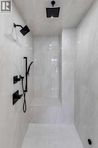 629 21 Avenue Nw, Calgary, AB - Indoor Photo Showing Bathroom