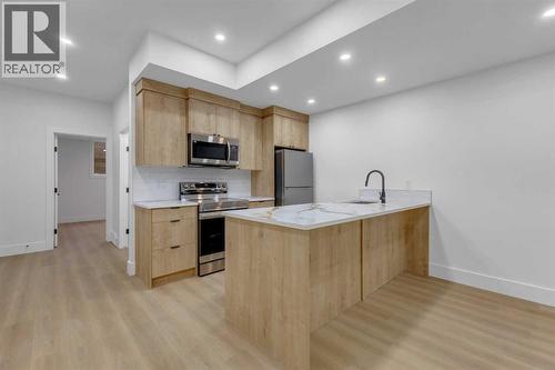 629 21 Avenue Nw, Calgary, AB - Indoor Photo Showing Kitchen