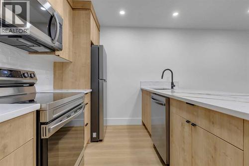 629 21 Avenue Nw, Calgary, AB - Indoor Photo Showing Kitchen