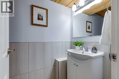 1205 Meadowbrook Drive Se, Airdrie, AB - Indoor Photo Showing Bathroom