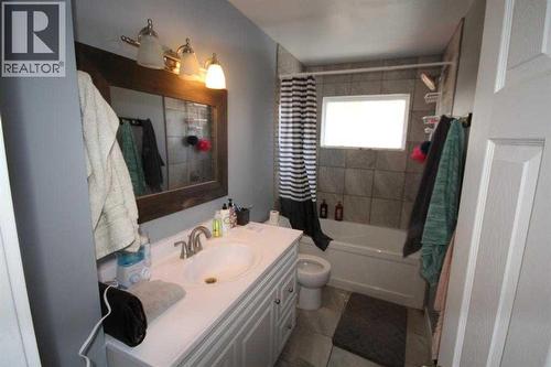 3824 Brantford Drive Nw, Calgary, AB - Indoor Photo Showing Bathroom