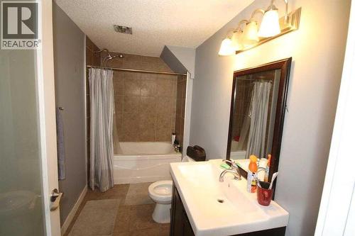3824 Brantford Drive Nw, Calgary, AB - Indoor Photo Showing Bathroom