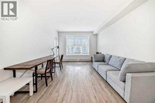 3210, 95 Burma Star Road Sw, Calgary, AB - Indoor Photo Showing Living Room