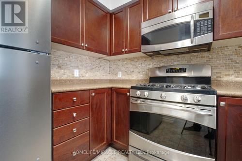 919 Zeller Crescent, Kitchener, ON - Indoor Photo Showing Kitchen