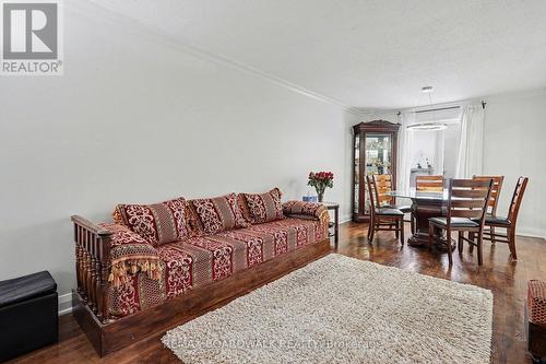 1827 Hialeah Drive, Ottawa, ON - Indoor Photo Showing Living Room