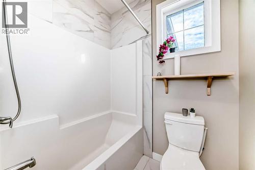 41 Shawnee Green Sw, Calgary, AB - Indoor Photo Showing Bathroom