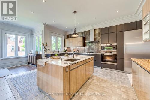 132 Crestwood Road, Vaughan, ON - Indoor Photo Showing Kitchen With Upgraded Kitchen