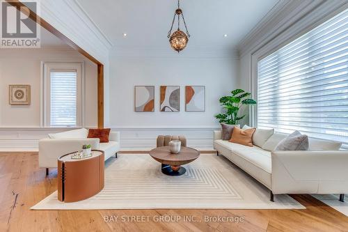 132 Crestwood Road, Vaughan, ON - Indoor Photo Showing Living Room