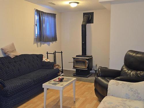 663 Barrie Dr, Oliver Paipoonge, ON - Indoor Photo Showing Living Room