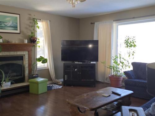 663 Barrie Dr, Oliver Paipoonge, ON - Indoor Photo Showing Living Room With Fireplace