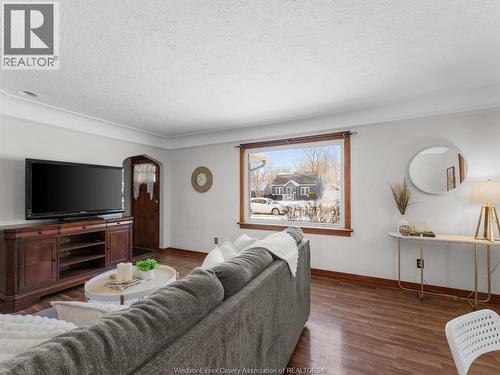 128 Victoria Avenue, Essex, ON - Indoor Photo Showing Living Room