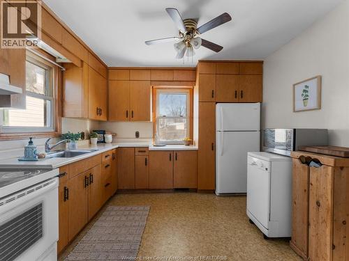 128 Victoria Avenue, Essex, ON - Indoor Photo Showing Kitchen With Double Sink