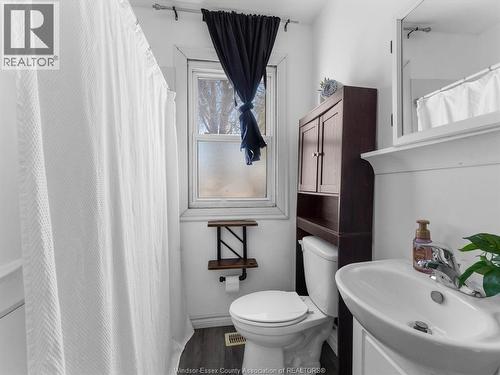 128 Victoria Avenue, Essex, ON - Indoor Photo Showing Bathroom