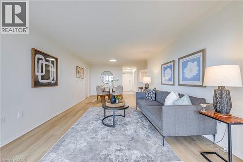 5080 Pinedale Avenue Unit# 902, Burlington, ON - Indoor Photo Showing Living Room